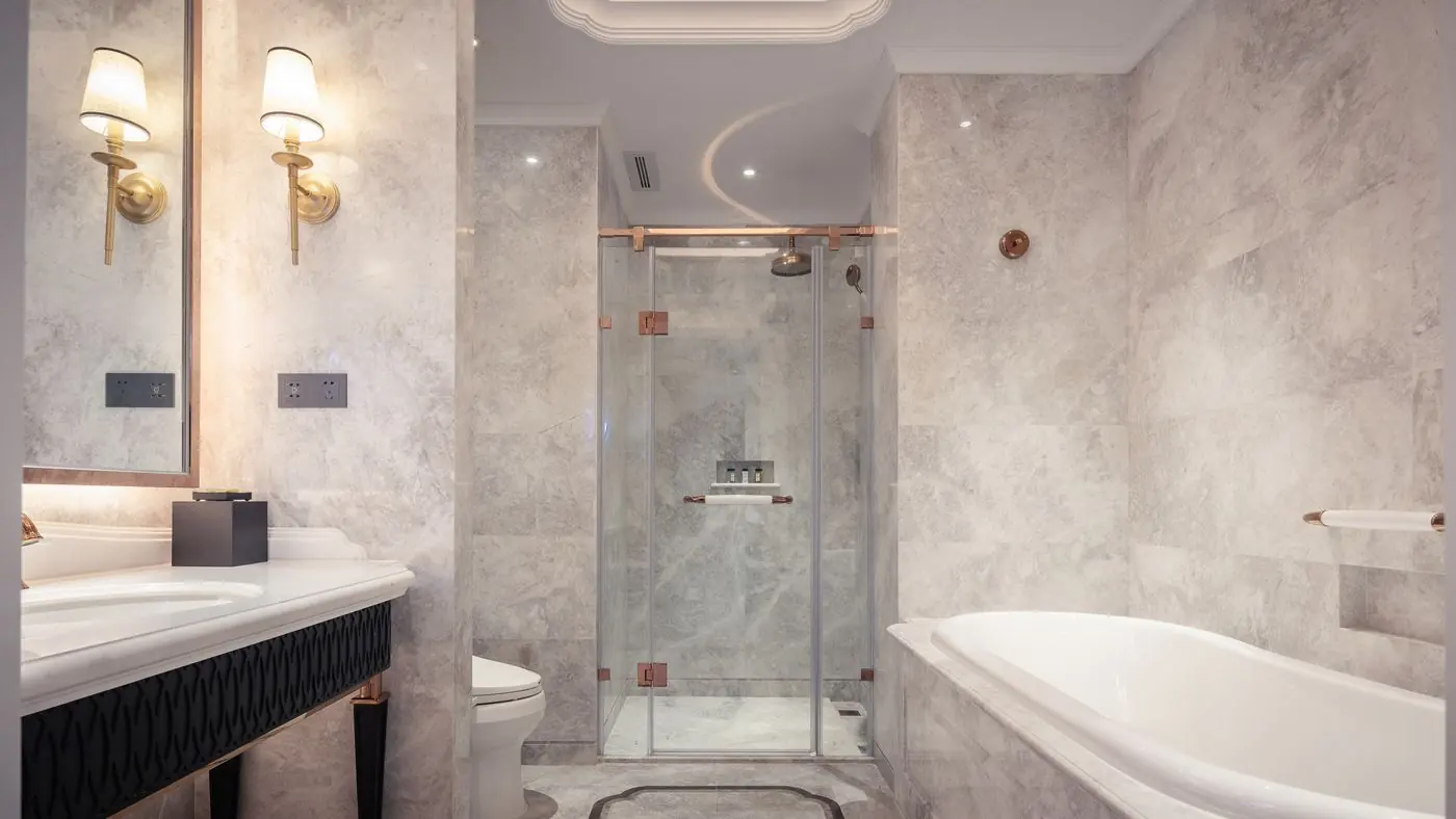 Luxe badkamer met marmeren tegels en bad