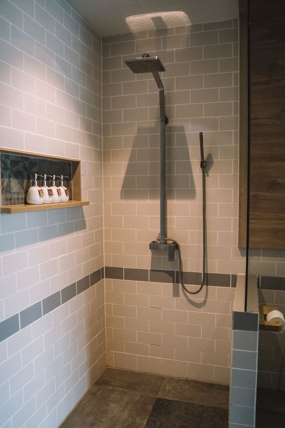 Douche met nis en geglazuurde wandtegels